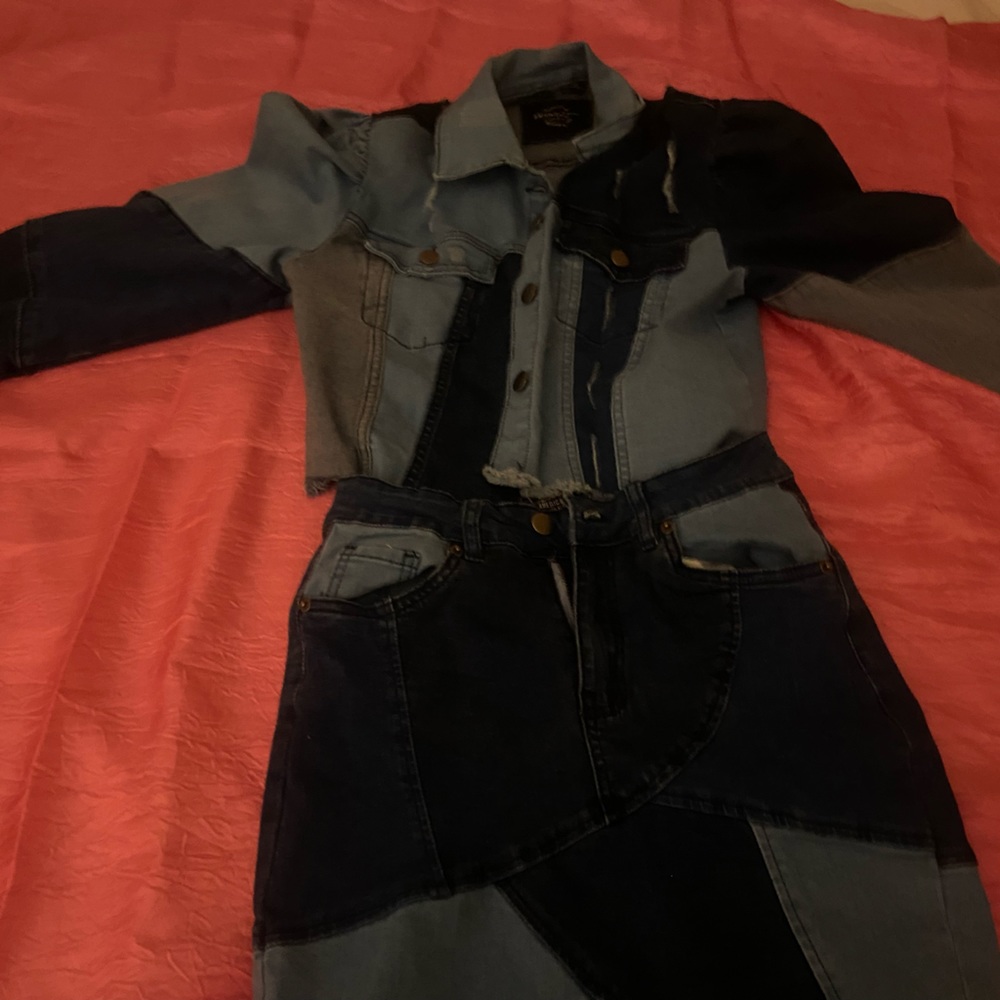 This is a jean 2 piece set💙